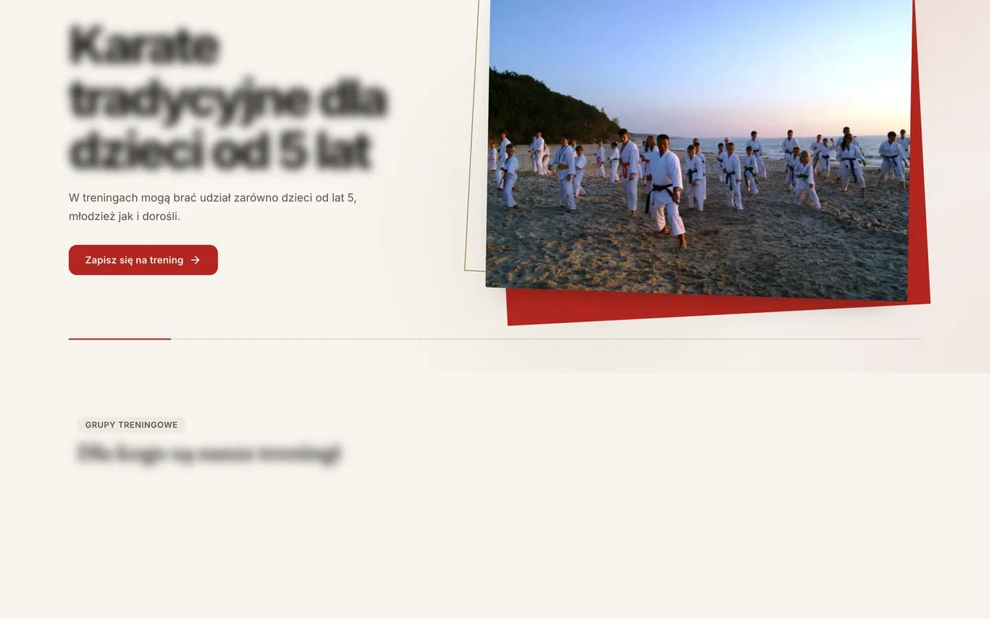 Zrzut strony klubu karate: nagłówek o zajęciach dla dzieci od pięciu lat i zdjęcie grupowego treningu na plaży